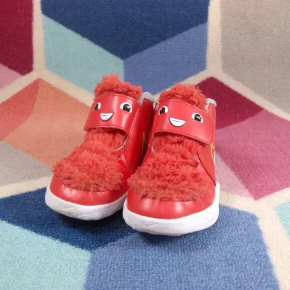 Nike Team Hustle D9 Lil Fast N Furry Chile Red Kids Shoes CT4066-600 Size 10C - Picture 2 of 6